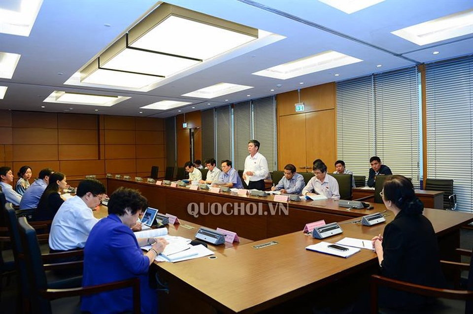 Đại biểu thảo luận tại tổ về CPTPP.