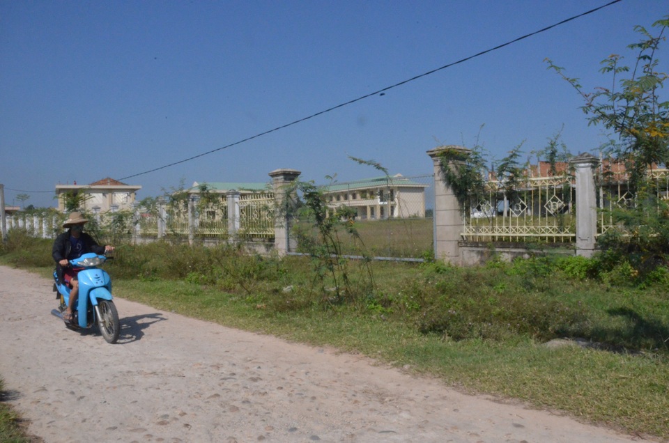 Cả bên trong và ngoài khuôn viên rộng gần 30.000 m2 của dự án vẫn um tùm cỏ dại.