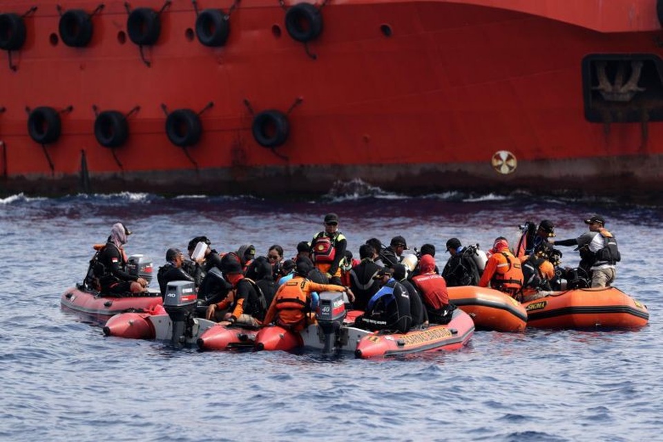 
Các thợ lặn chạy đua với thời gian tìm kiếm hộp đen còn lại. (Ảnh: EPA)
