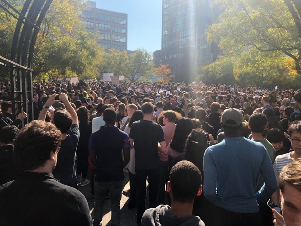 Rất đông nhân viên Google và gia đình của họ đã xuống phố biểu tình tại khu Hudson River Park.