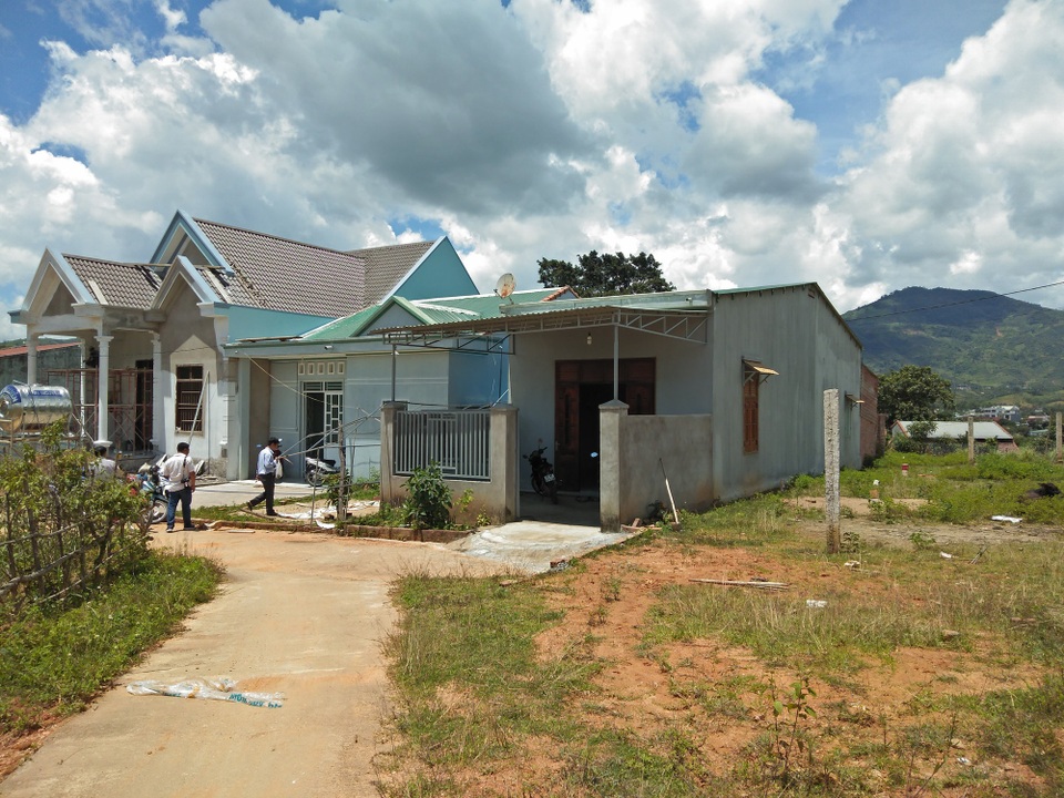 Lấy đất người nghèo giao sai đối tượng: Phát hiện thêm nhiều trường hợp - 1 Những ngôi nhà trong diện cấp sai đối tượng vẫn ung dung xây nên các căn nhà kiên cố