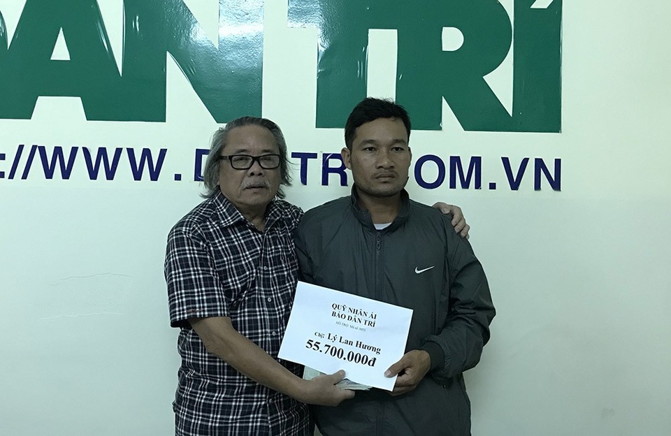 Trao tiếp 55 triệu đồng đến gia đình bé Lý Ngọc Uyên ở Sóc Trăng - 1 Nhà báo Phan Huy trao số tiền hơn 55 triệu đồng cho anh Lý Phêl