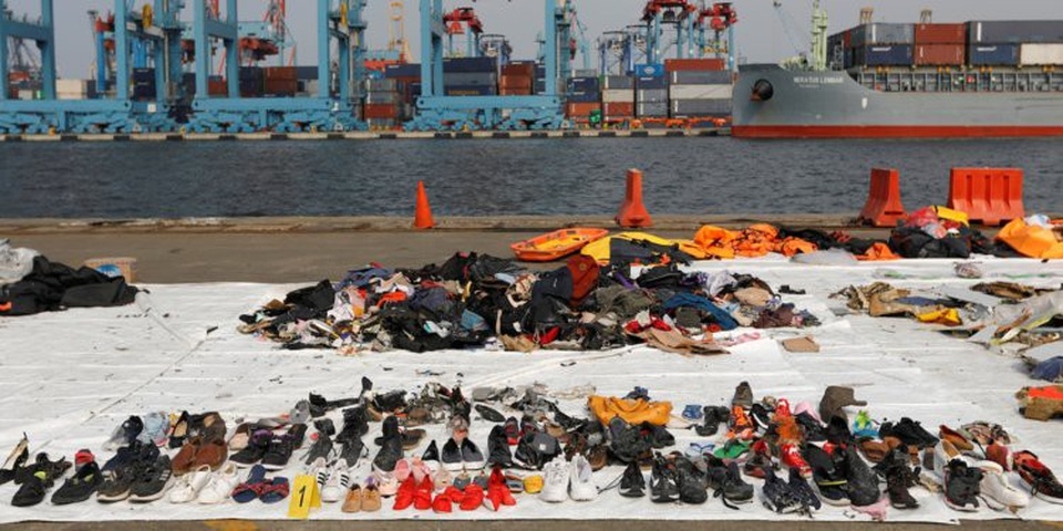 
Những vật dụng của hành khách trên chuyến bay xấu số. (Ảnh: Reuters)
