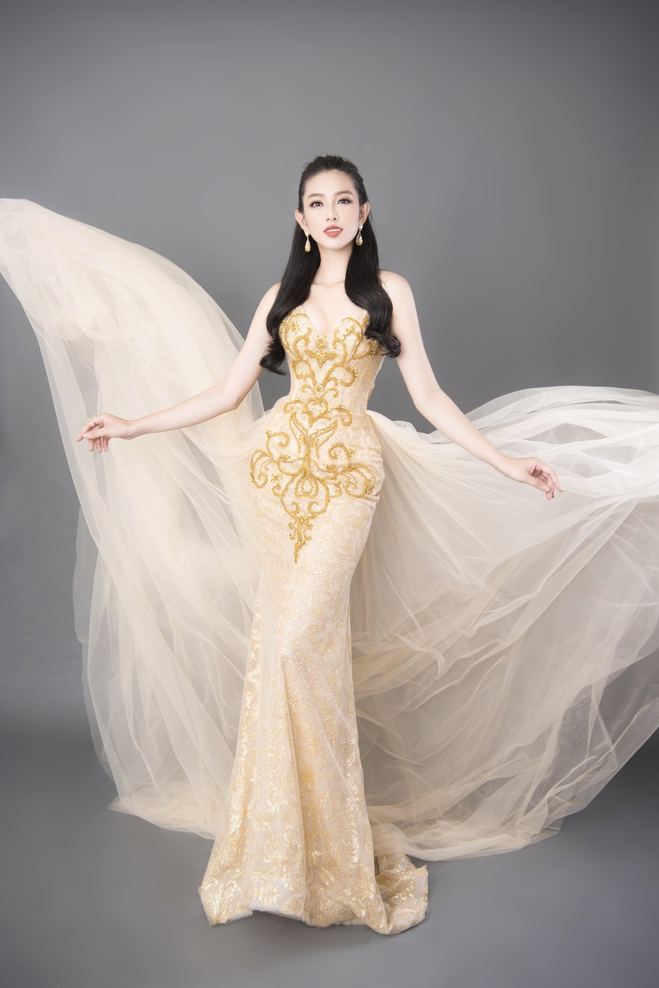 Người đẹp Thùy Tiên khoe sắc vóc “chuẩn từng centimet” - 4 Người đẹp Thùy Tiên khoe sắc vóc “chuẩn từng centimet” - 4