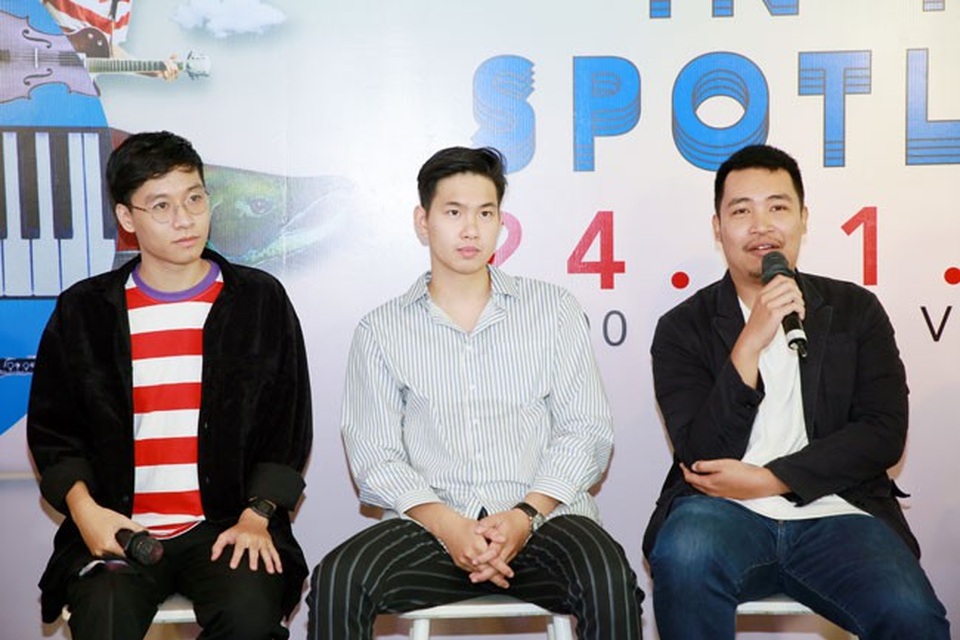 Ban nhạc Ngọt: “Chúng tôi chưa bao giờ tự nhận là một ban nhạc Indie” - 1 Các thành viên ban nhạc Ngọt (vắng Nguyễn Chí Hùng), từ trái qua: Vũ Đinh Trọng Thắng (sáng tác, hát chính), Nguyễn Hùng Nam Anh (trống) và Hoàng Phan (guitar bass) tại buổi họp báo giới thiệu đêm nhạc riêng diễn ra ngày 24/11 tới tại Hà Nội.