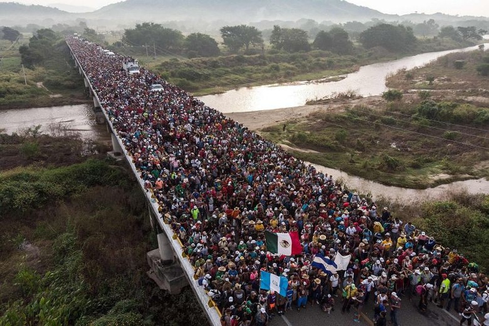 Ông Trump ngầm cáo buộc tỷ phú Soros “giật dây” đoàn người di cư đổ về Mỹ - 2
Dòng người nhập cư hàng nghìn người di cư từ Trung Mỹ đổ về biên giới Mỹ. (Ảnh: AFP)