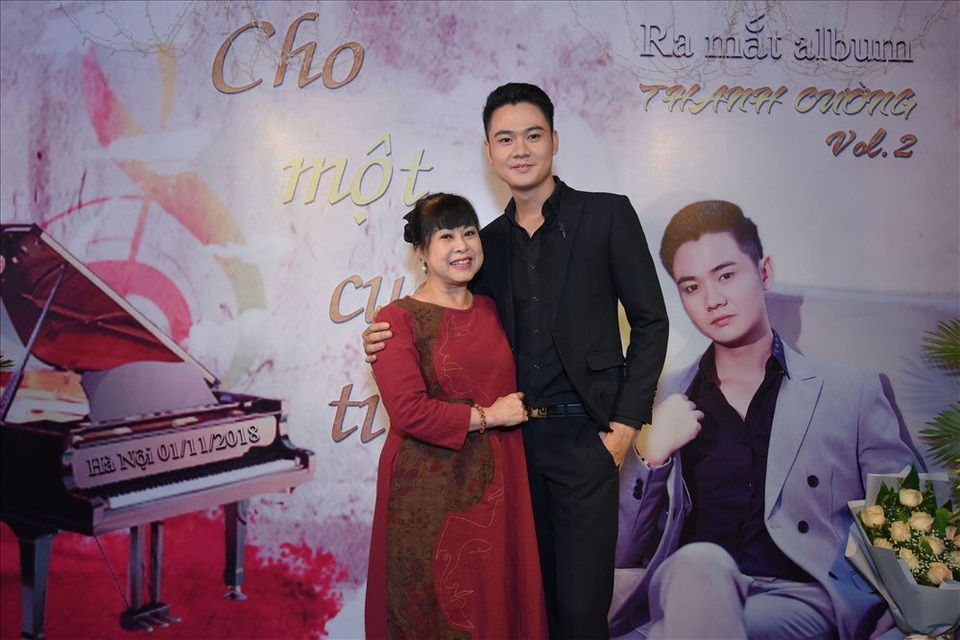 Ca sĩ Thanh Cường gây xúc động khi tiết lộ về quãng thời gian bệnh nặng - 2 NSƯT Hồng Liên đến chia vui với nam ca sĩ.