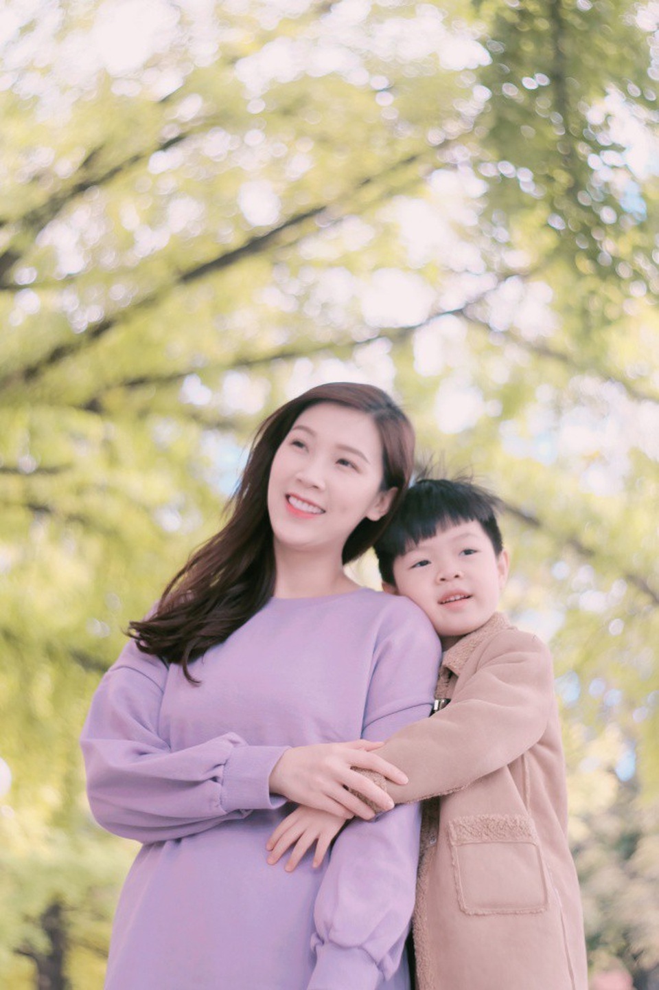 Ban đầu người đẹp sinh năm 1988 dự định đi nghỉ cùng cả gia đình, tuy nhiên do ông xã cô bận rộn với việc kinh doanh nên cuối cùng chỉ có cô và con trai lên đường khám phá Hàn Quốc vào mùa thu.