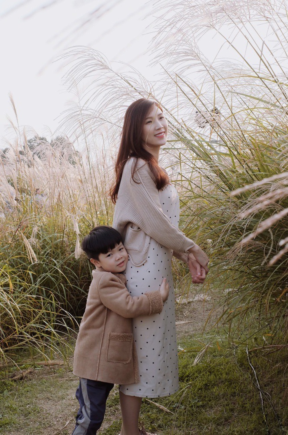 Năm ngoái khi đi cùng con trai thứ hai 1 tuổi, tôi có vất vả hơn vì mang theo cháo tươi sẵn và xe đẩy. Tôi tự nấu cháo sau đó để lạnh, khi ăn thì giã đông. Nếu không có thời gian nấu, bạn có thể mua cháo tươi đống hộp, bán tại các tiệm đồ trẻ em. Vào mỗi bữa, chỉ cần hâm nóng tại quán ăn cho bé là được, cô tâm sự.