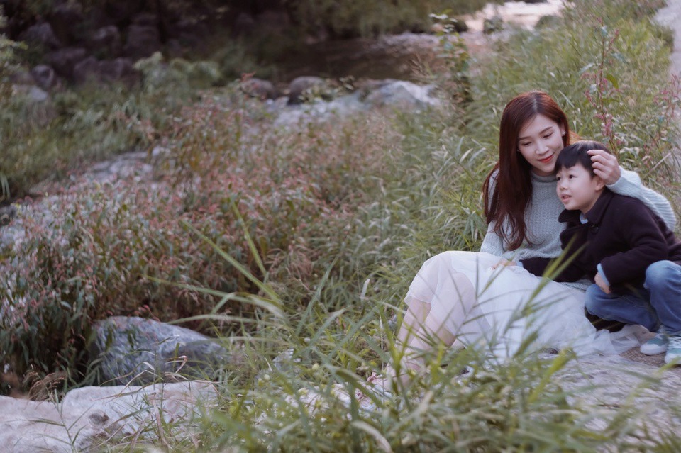 Phí Thùy Linh cho rằng, việc đưa các con đi du lịch xa không chỉ giúp tình cảm của mẹ con ngày thêm gắn bó mà cô cũng rèn cho con trai tính tự lập và khuyến khích con khám phá thế giới xung quanh. Sau chuyến Hàn Quốc vừa qua, bé Bean thổ lộ với mẹ rằng rất muốn cùng mẹ đến nhiều vùng đất mới khác.