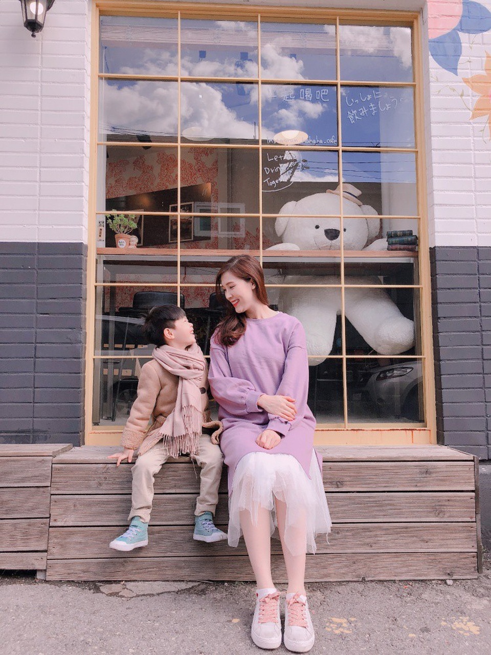 Ngoài việc chuẩn bị quần áo ấm cho con trai, tôi còn mang theo thuốc dự phòng như hạ sốt, men tiêu hoá, nước muối sinh lý, thuốc ho, băng cứu thương, sát khuẩn... để phòng trường hợp con trai bị cảm lạnh, khó tiêu hoặc bị trầy xước tay chân do chạy nhảy, cô nói.