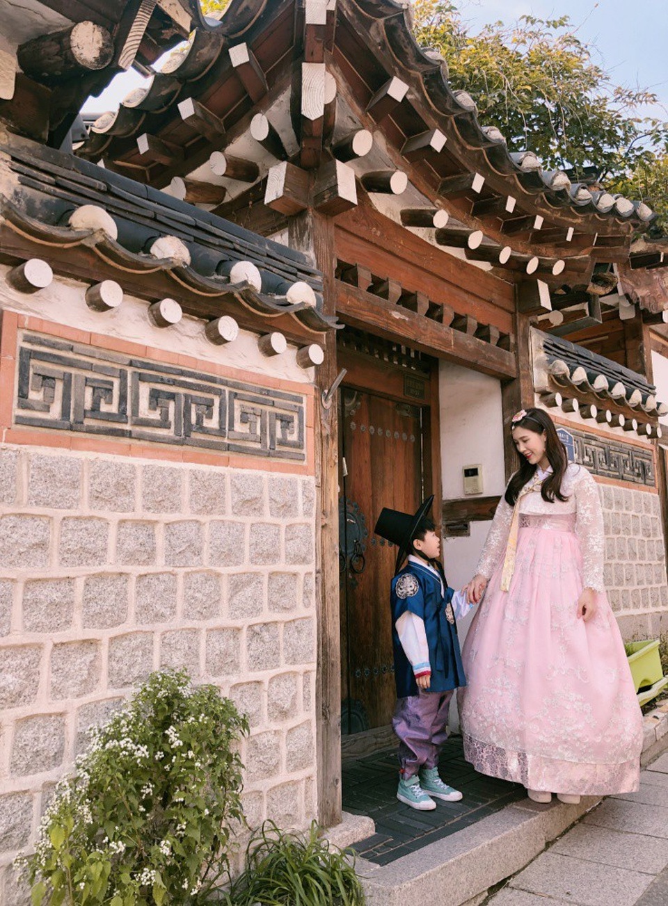 Hoa hậu Áo dài 2018 cho biết, cô đi du lịch ở Hàn Quốc rất nhiều lần (đây là lần thứ 5) nên khá thông thuộc về đường phố Seoul cũng như các điểm vui chơi, mua sắm và ăn uống. Lần này có cậu con trai Bean đi cùng, hai mẹ con dành rất nhiều thời gian vui vẻ bên nhau.