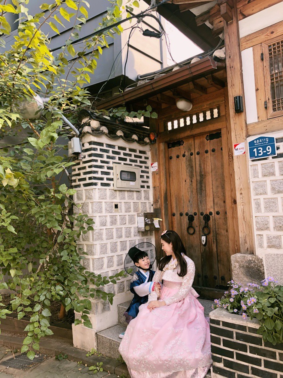 Trong chuyến kéo dài gần một tuần lễ, Phí Thùy Linh đã đưa con trai ghé thăm một số địa danh như: làng cổ Bukchon Hanok.