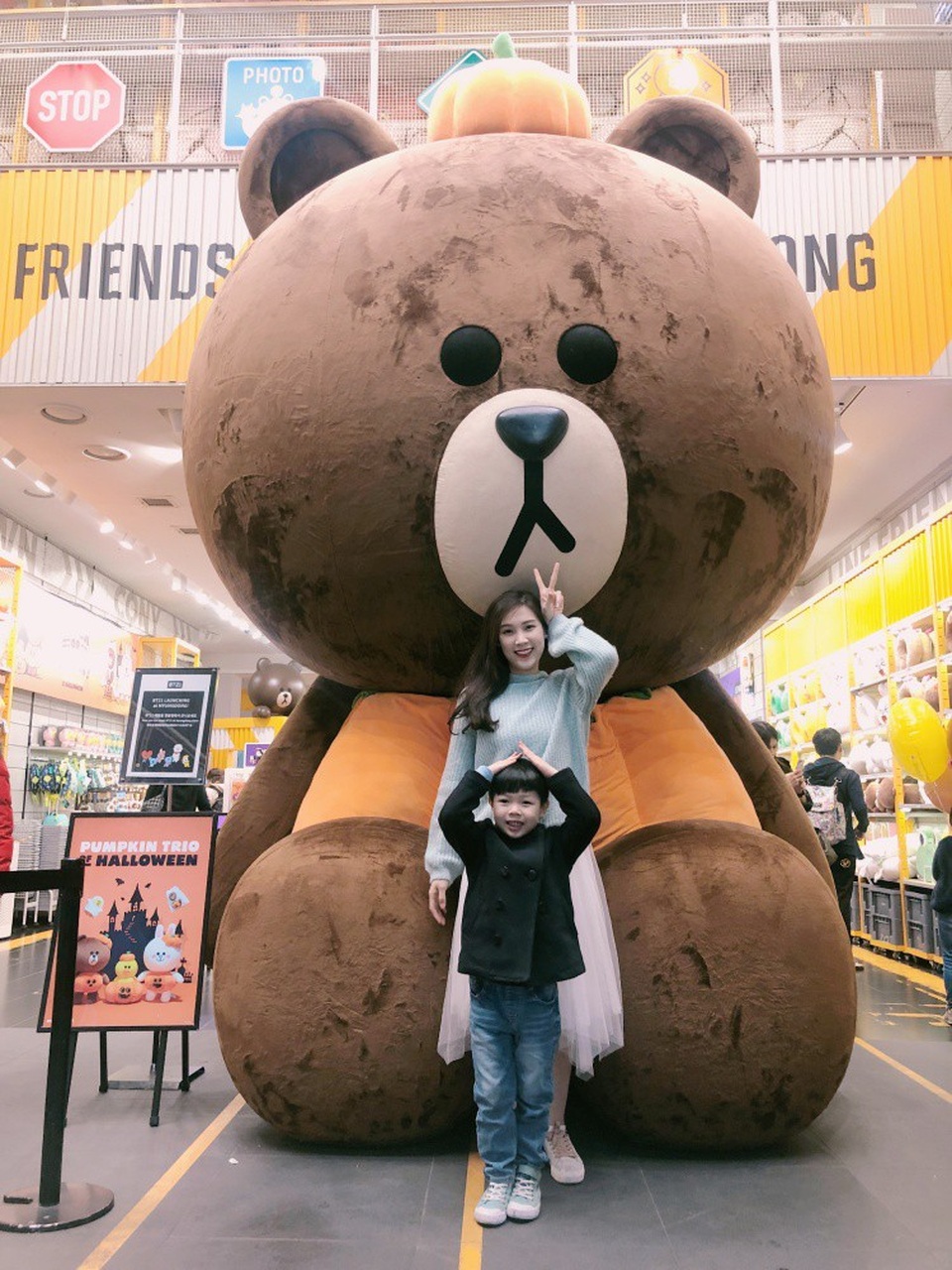 Hai mẹ con Phí Thùy Linh chủ yếu di chuyển đến các điểm tham quan bằng tàu điện, vừa tiết kiệm chi phí, lại tránh được tắc đường vào giờ cao điểm. Hơn nữa, cô thích cảm giác được hòa mình vào nhịp sống của người dân Seoul. Riêng về chuyện ăn uống, người đẹp và con trai đều yêu thích ẩm thực Hàn Quốc. Cả hai tranh thủ ăn thịt nướng, king crab, nhiều món ăn đường phố như kem, hạt dẻ, khoai lang, các loại bánh...