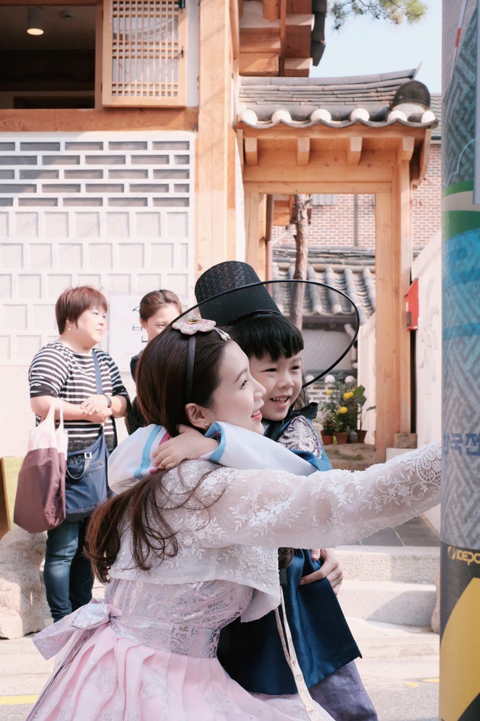 Bean tỏ ra rất hào hứng khi lần đầu được mặc trang phục Hanbok. Cậu nhóc cũng không quá kén ăn uống và hợp với các món ăn ở xứ sở Kim chi.