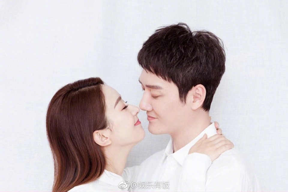 Vợ chồng "son" Phùng Thiệu Phong và Trịnh Lệ Dĩnh nắm tay dạo phố - 6