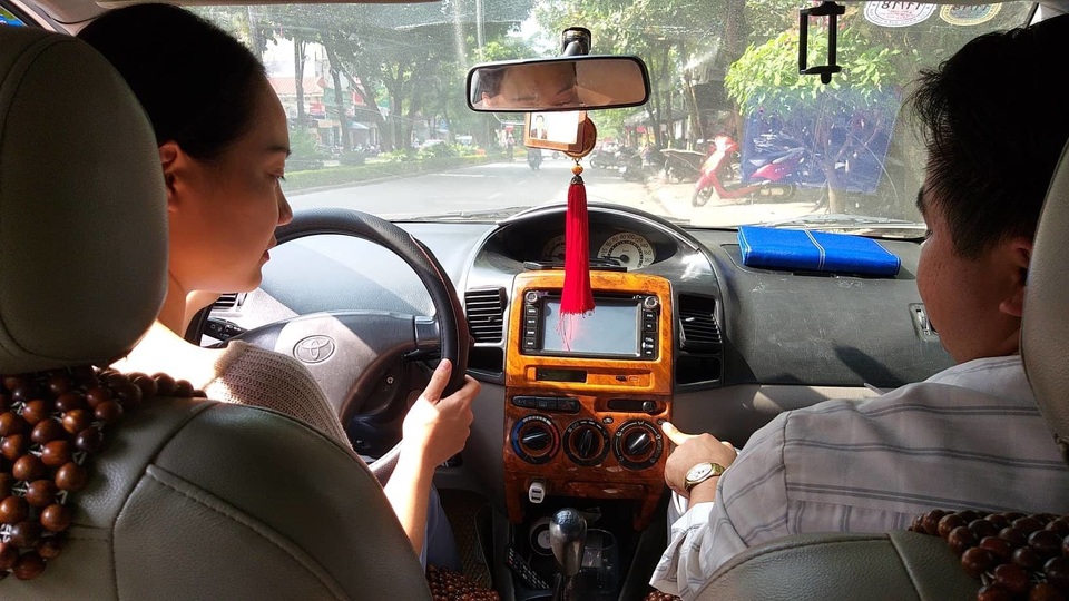 Học viên ngoại tình, thầy giáo lái xe nhận "đòn" oan - 1 Thầy giáo Tuấn Anh hướng dẫn cho học viên sử dụng bảng điều khiển trên xe ô tô.