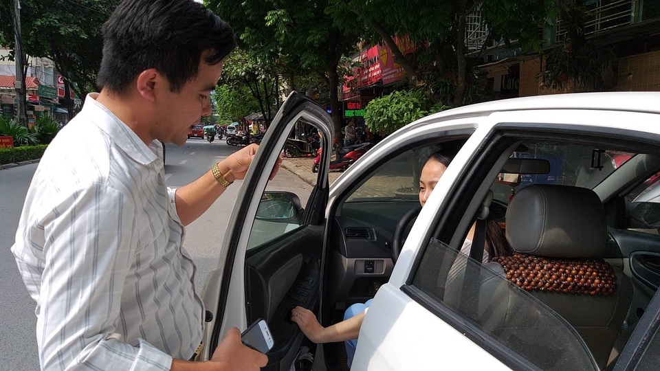 Học viên ngoại tình, thầy giáo lái xe nhận "đòn" oan - 2 Anh Tuấn Anh chỉ cho học viên cách lên, xuống xe đúng quy cách.