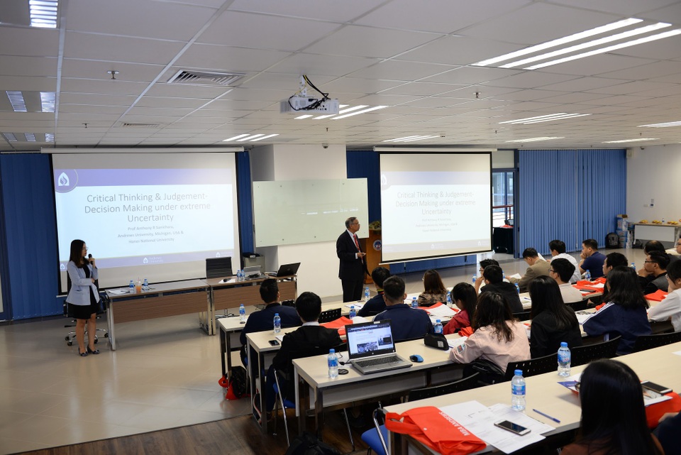 Tiến sỹ Anthony chia sẻ về đào tạo doanh nghiệp thời 4.0 - 1
Tiến sỹ Anthony R Sanichara chia sẻ trong buổi Hội thảo “Doanh nghiệp 4.0: Ra quyết định theo định hướng dữ liệu”