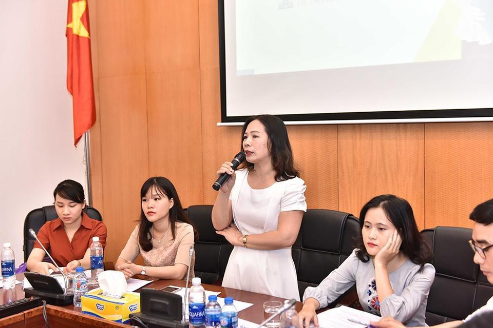 Đề tham khảo môn Hóa học vào 10 Hà Nội: Bao phủ kiến thức lớp 8 và lớp 9 - 2
Cô Phạm Thúy Ngọc (Giữa) - Phó hiệu trưởng trường THCS Trung Tú