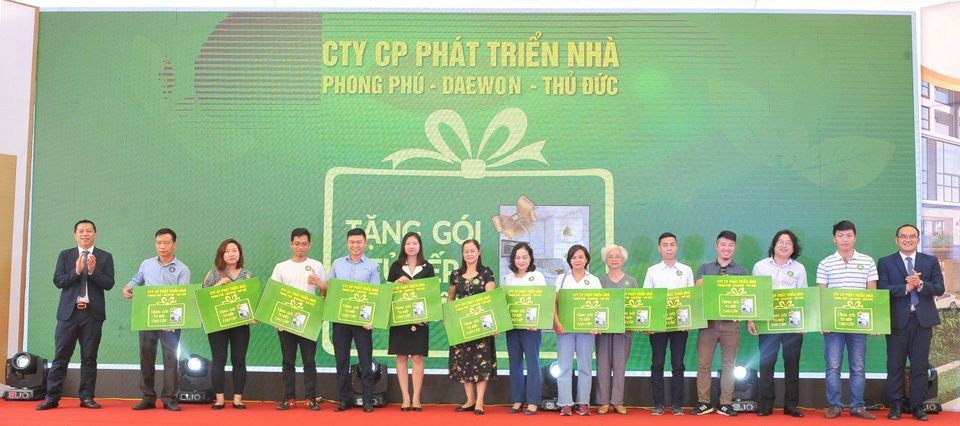 Giải mã bí ẩn giúp Green Pearl được khách hàng săn đón - 2 Niềm vui của khách mua nhà nhận quà tặng từ chủ đầu tư trong buổi lễ cất nóc
