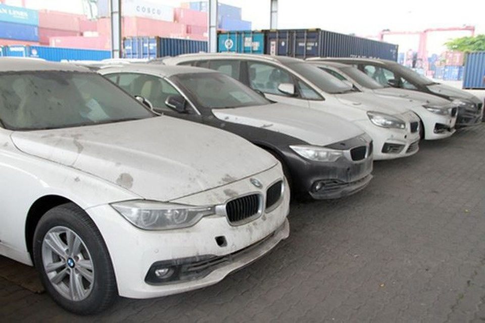 133 xe BMW buôn lậu của Euro Auto bây giờ ra sao? - 5
Trong khi xe phía trong mái che lại phủ đầy bụi bẩn