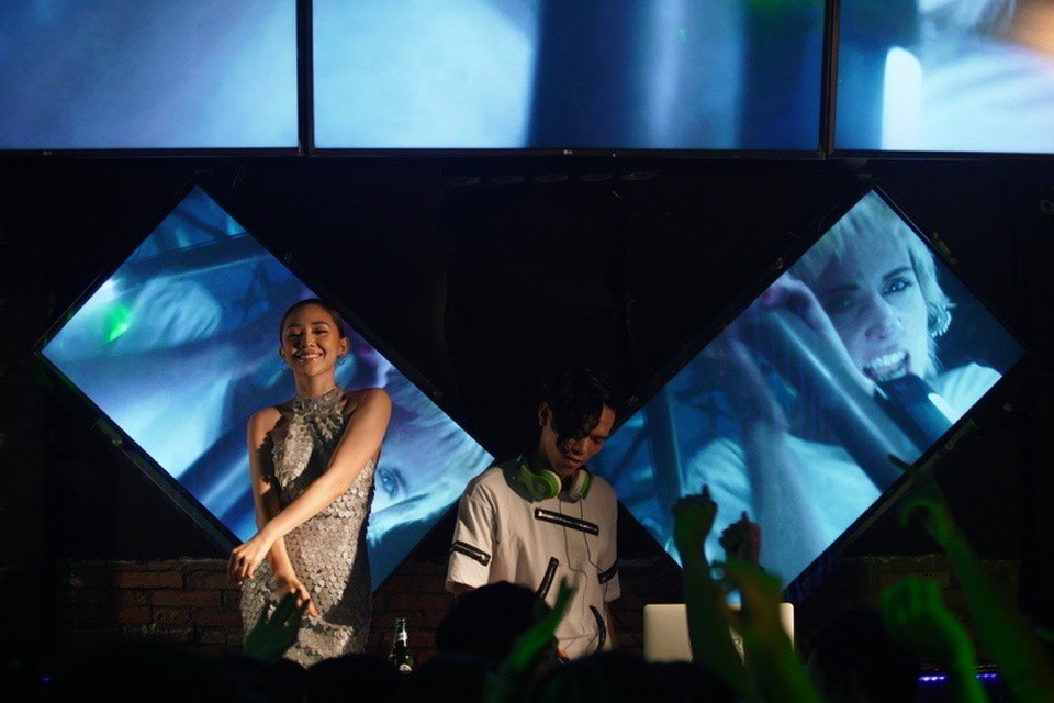 Đột nhập hậu trường MV ca khúc Stay Open “vui tới nóc” sắp ra mắt của Tóc Tiên - 6
Phần kết hợp của MØ và Tóc Tiên tượng trưng cho sự kết nối không giới hạn của những tâm hồn phóng khoáng cùng làm nên những tuyệt phẩm nghệ thuật.