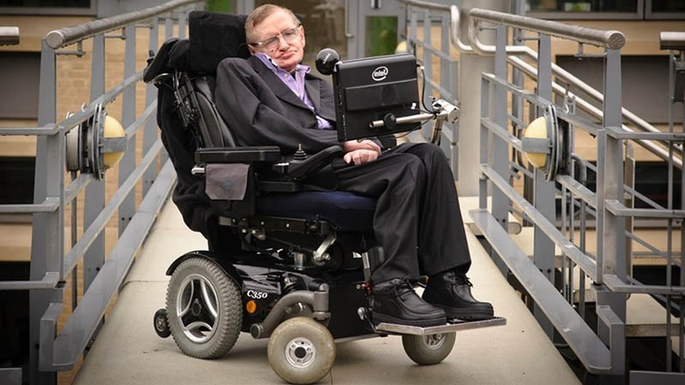 Xe lăn điện của thiên tài quá cố Stephen Hawking sắp được bán đấu giá - 1 Thiên tài quá cố Stephen Hawking.