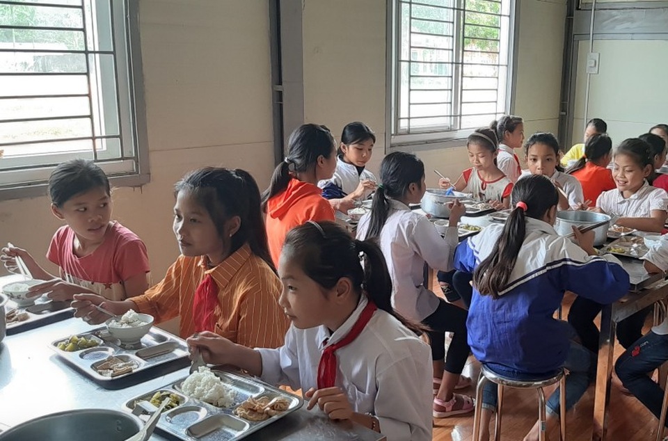 “Bệ đỡ” cho học sinh vùng cao đến trường - 4
Bữa ăn của học sinh bán trú.