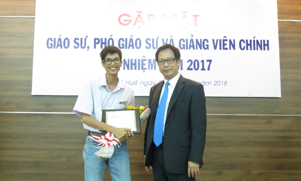 PGS trẻ nhất ĐH Sư phạm Huế: 1 năm đăng 19 bài báo trên tạp chí quốc tế - 1 PGS trẻ Bùi Đình hợi - giảng viên Khoa Vật lý, Trường ĐH Sư phạm - ĐH Huế (trái) cùng Hiệu trưởng nhà trường - PGS.TS. Lê Anh Phương