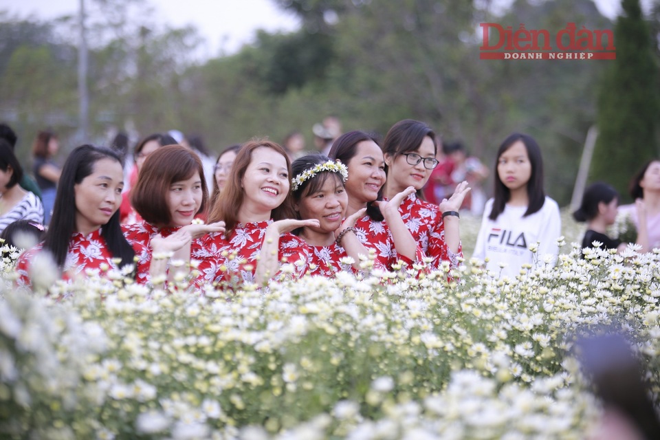Nhà vườn thu cả chục triệu đồng mỗi ngày nhờ cúc hoạ mi vào vụ - 12
Trang điểm và trang phục cho thuê thì tùy những kiểu nên có rất nhiều giá khác nhau.