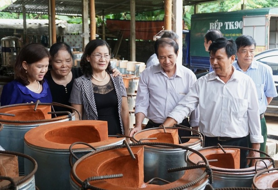 Ông giáo dành cả đời làm bếp nhận Giải thưởng Nhân tài Đất Việt 2018 - 2 Ông Hồng giới thiệu mô hình bếp TK90 với đoàn đi thẩm định, chấm giải Nhân Tài Đất Việt.
