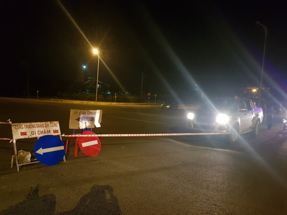 Lực lượng CSGT chốt chặn, phong tỏa trên đại lộ Nguyễn Tất Thành từ sân bay Cam Ranh đi TP Nha Trang