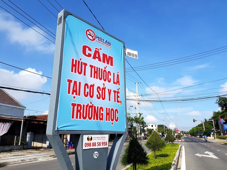 Pano phòng chống thuốc lá trên đường phố Hội An