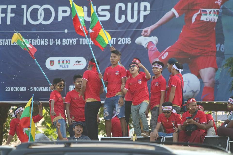 Hàng nghìn CĐV Việt Nam tại Myanmar tiếp lửa thầy trò HLV Park Hang Seo - 7
Bầu không khí sôi động bên ngoài sân Thuwanna