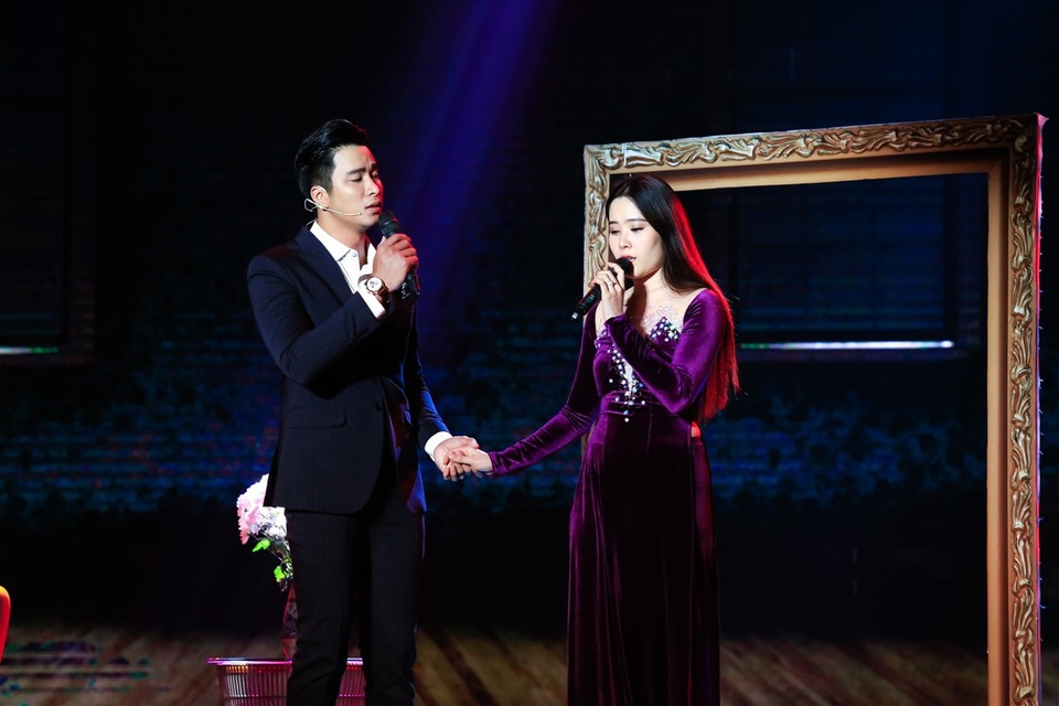 Nam Em thừa nhận cuộc sống gần đây “không ổn, cứ dở dở ương ương” - 1 Nam Em - Mạnh Đồng hóa thân thành cặp đôi yêu nhau nhưng buộc phải chia tay.