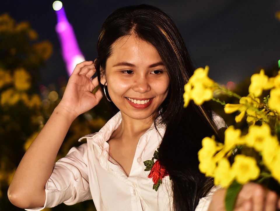 “Sửng sốt” với hàng hoa chuông vàng ở Thủ Thiêm - 7
Bạn Lan Anh, nhà quận 2 tạo dáng chụp ảnh cùng hoa