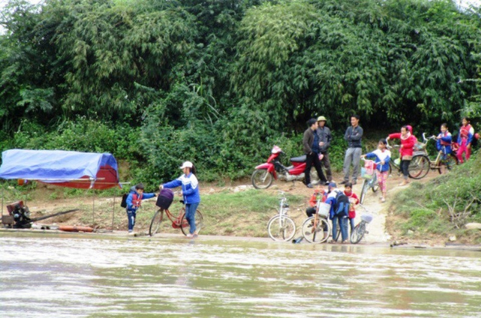 “Bệ đỡ” cho học sinh vùng cao đến trường - 1 Điều kiện đi lại của học sinh miền núi vô cùng vất vả.