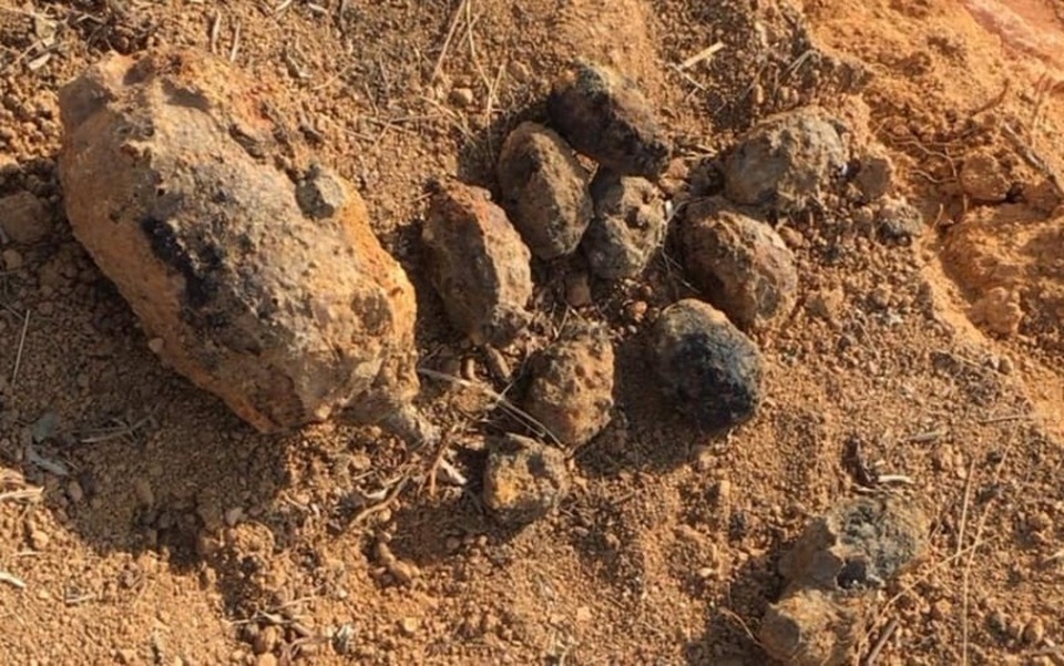 Tá hỏa phát hiện nhiều vật nổ sát trường học - 1 Lượng vật nổ được phát hiện tại vườn nhà anh Nguyễn Viết Thạch