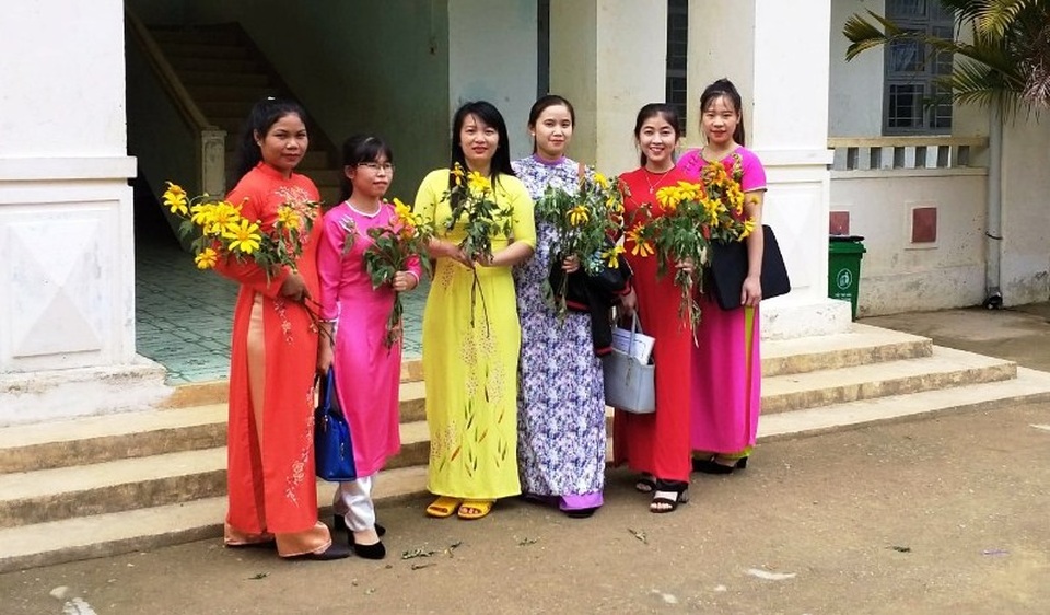 Phụ huynh, học sinh vùng cao tặng hoa rừng, gà đến thầy cô giáo - 2 Những bó hoa rừng là niềm động viên rất lớn giúp các thầy cô giáo trẻ có thêm tâm huyết trong sự nghiệp trồng người trên ốc đảo Kon Pne