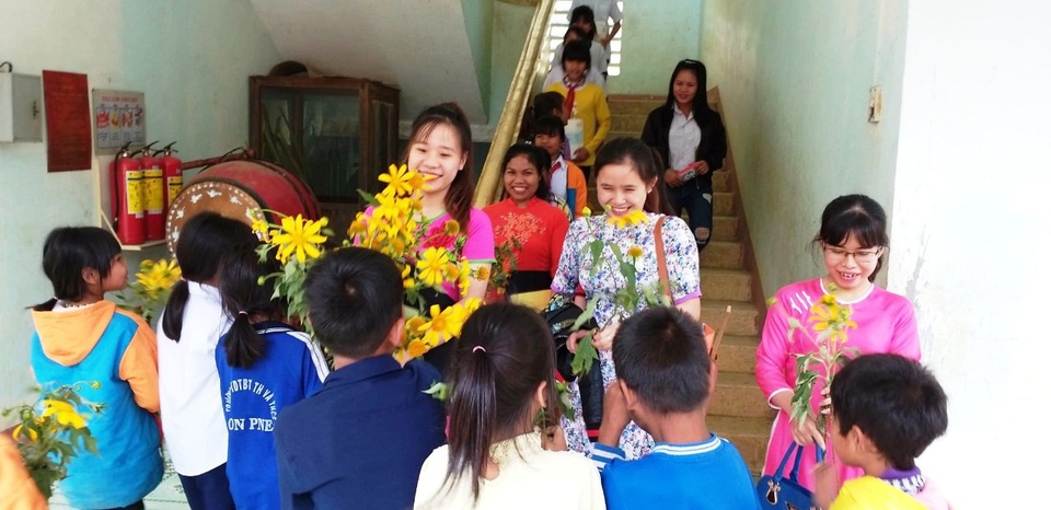 Phụ huynh, học sinh vùng cao tặng hoa rừng, gà đến thầy cô giáo - 1 Niềm vui bất ngờ của các giáo viên vùng cao khi nhận được những bó hoa rừng từ các em học sinh đồng bào