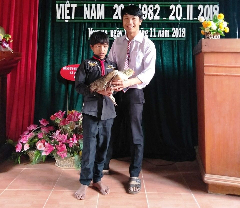 Phụ huynh, học sinh vùng cao tặng hoa rừng, gà đến thầy cô giáo - 3
Sáng sớm, có những em học sinh đã bắt gà như một món quà để tri ân các thầy cô giáo đã cho mình con chữ.
