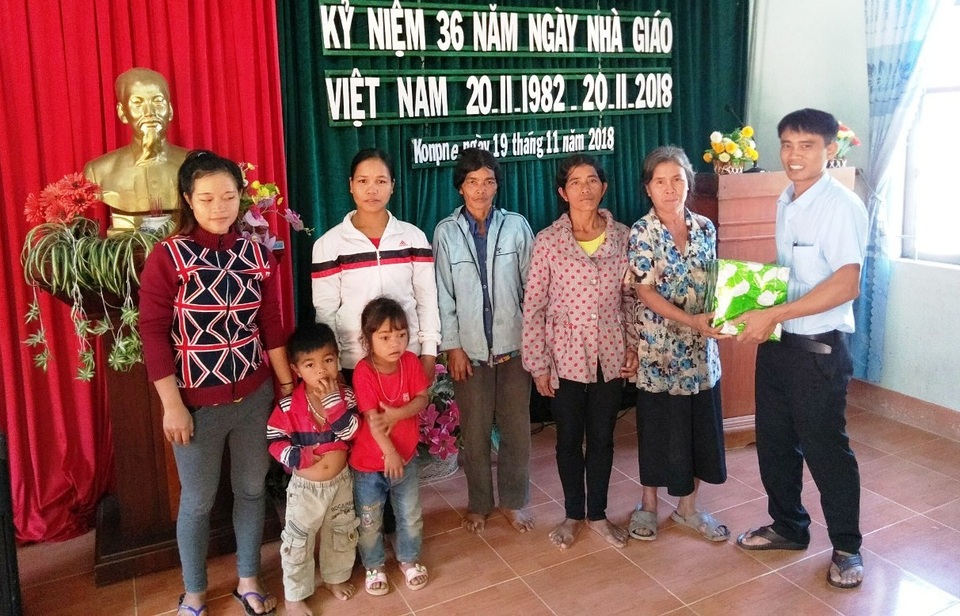 Phụ huynh, học sinh vùng cao tặng hoa rừng, gà đến thầy cô giáo - 4 Đại diện các bà con trong ốc đảo Kon Pne đã tặng quà cho nhà trường