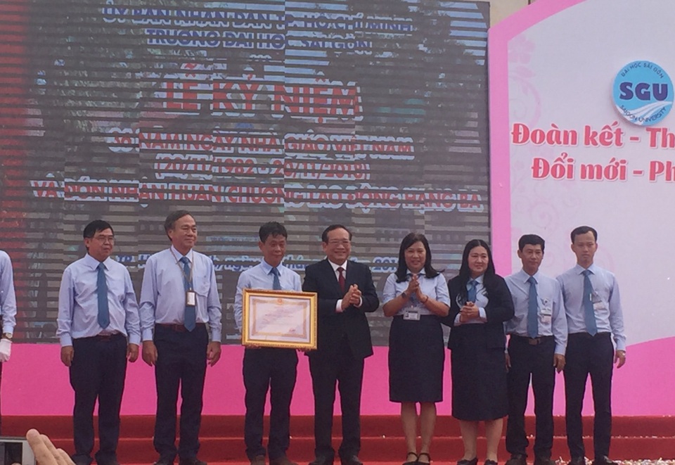 Trường ĐH Sài Gòn nhận Huân chương Lao động trong lễ tri ân nhà giáo - 1 Ban giám hiệu Trường ĐH Sài Gòn đón nhận Huân chương Lao động hạng Ba