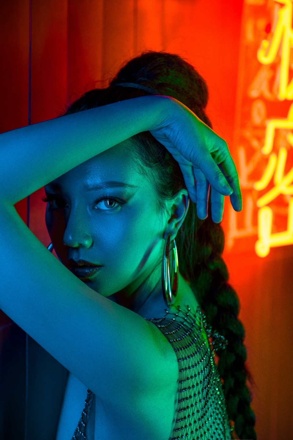 Trong bộ hình mới, Băng Di lột xác ấn tượng. Cô vừa quyến rũ, thời thượng, vừa toát lên vẻ ma mị, bí ẩn. Nữ diễn viên cột tóc chiến binh, đeo khuyên tai to bản và khoác lên mình những bộ cánh bó sát, mạnh mẽ.