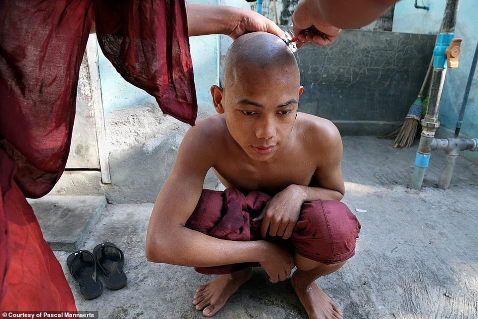 Chân dung Châu Á lúc 8h sáng - 11
Chú tiểu cạo tóc buổi sáng ở Amarapura, Myanmar.