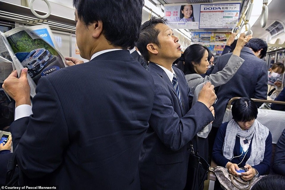 Chân dung Châu Á lúc 8h sáng - 12
Một khoang tàu điện ngầm ở Tokyo, Nhật Bản. Những người đi làm đang tranh thủ đọc báo, vào mạng trong lúc chờ tới bến.