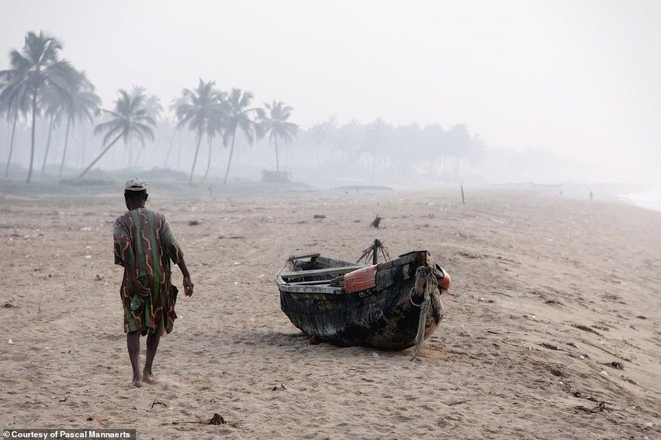 Chân dung Châu Á lúc 8h sáng - 19
Người đàn ông bước đi trên bãi cát mù sương buổi sớm ở Benin (một quốc gia Tây Phi).