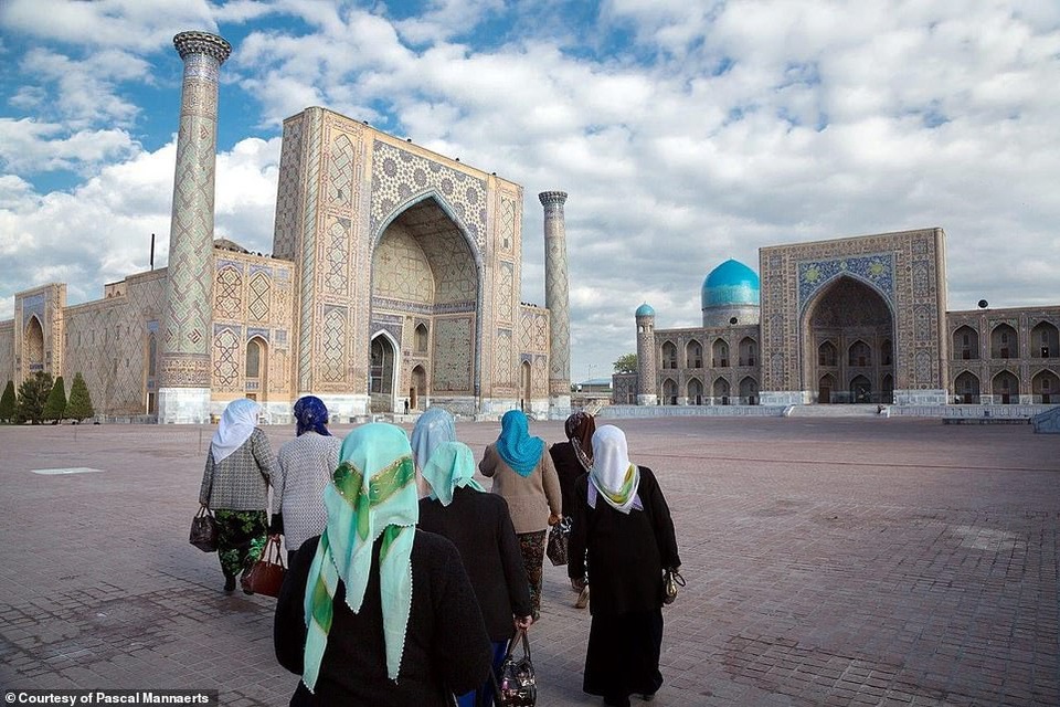 Chân dung Châu Á lúc 8h sáng - 20
Nhóm phụ nữ tới nhà thờ cầu nguyện buổi sáng ở Samarkand, Uzbekistan.