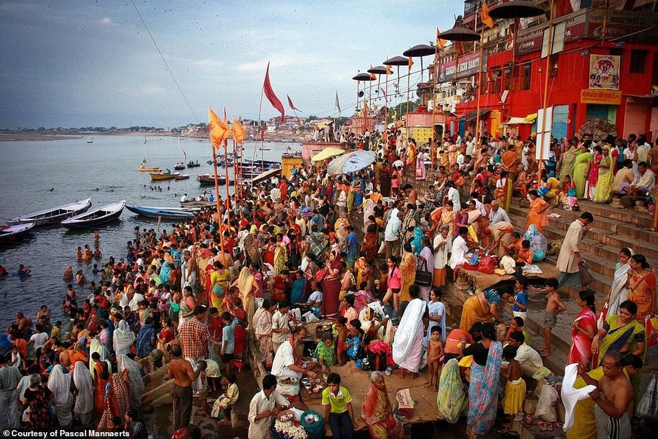 Chân dung Châu Á lúc 8h sáng - 21
Đám đông tập trung bên bờ sông Hằng, đoạn chảy qua thành phố Varanasi, Ấn Độ.